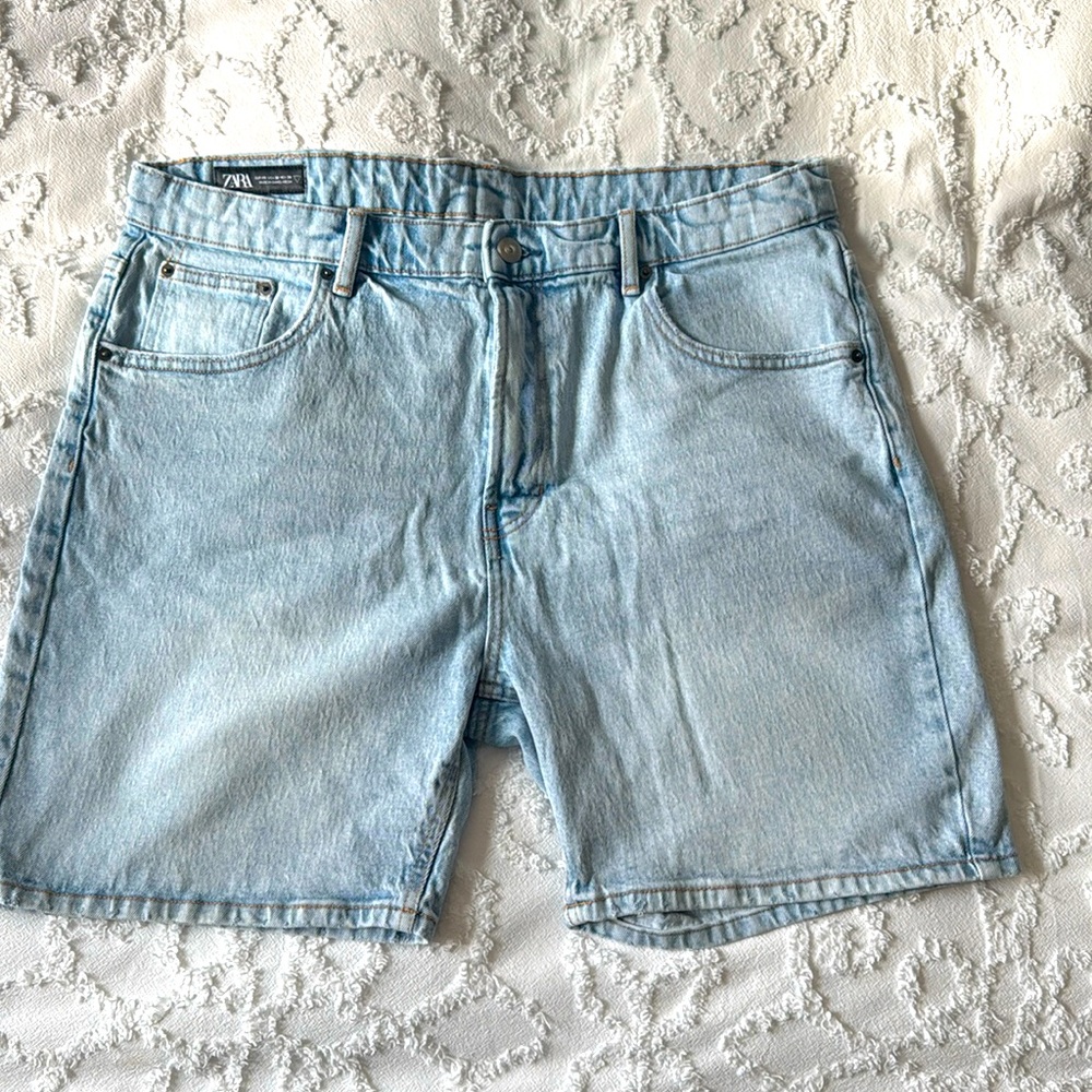 Zara men’s jeans shorts. Light wash.